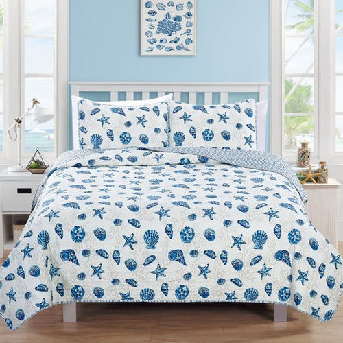 A coastal seashell and star-designed lightweight quilt set for a bed, with a pattern of shore shellfish life including starfish and shells in blue and white tones.