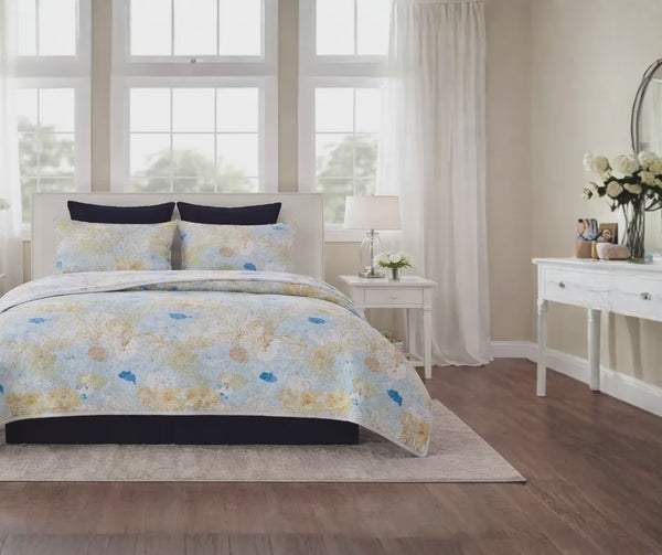 A bedding set surrounded by coastal fish and vibrant coral reefs fill the design, while turtles glide gracefully through the reefs, surrounded by seashells. The wave stitching adds an extra touch of coastal charm, giving the quilt a relaxed, beachy vibe